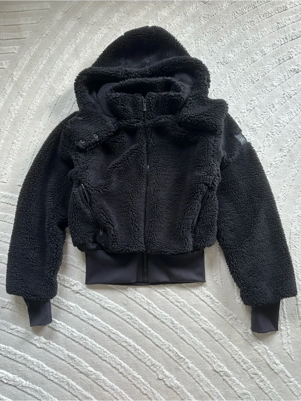 Alo | Foxy Sherpa Jacket | Black | Cropped
